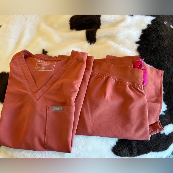 Top & pants, beautiful terracotta FIGS. No stains, no holes, like new :) - Picture 3 of 3